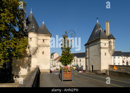 Gatehouse sur le Pont Henri IV (terminé en 1611) de l'autre côté de la rivière Vienne, Châtellerault, France. Banque D'Images