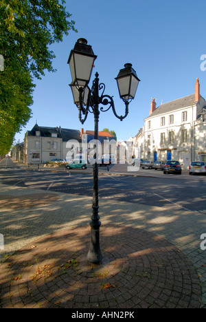 Square près de Le Pont Henri IV (terminé en 1611) de l'autre côté de la rivière Vienne, Châtellerault, France. Banque D'Images