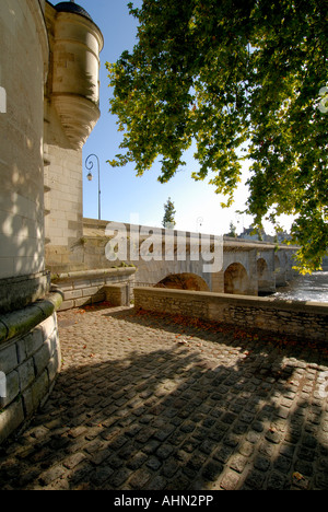 Le Pont Henri IV (terminé en 1611) de l'autre côté de la rivière Vienne, Châtellerault, France. Banque D'Images