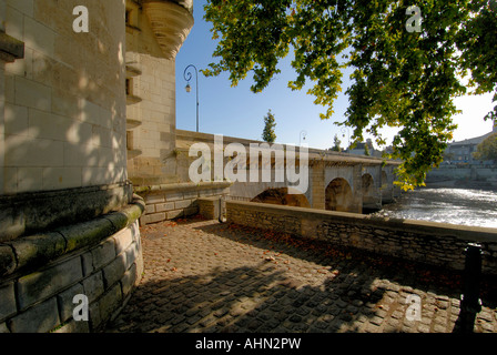 Le Pont Henri IV (terminé en 1611) de l'autre côté de la rivière Vienne, Châtellerault, France. Banque D'Images