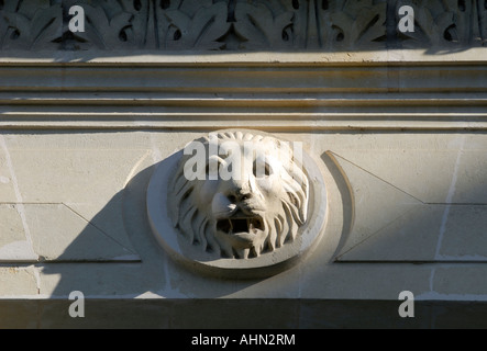 Tête de lion de l'en-tête de fenêtre décoration, CHATELLERAULT, Vienne, France. Banque D'Images