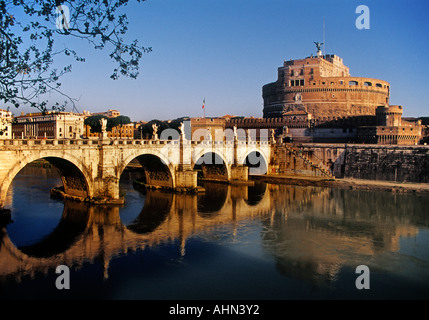 Italie Rome Castel Sant'Angelo sur le Tibre Banque D'Images