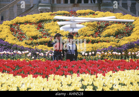 Les enfants japonais donner signe de paix à Huis ten Bosch theme park Japon Banque D'Images