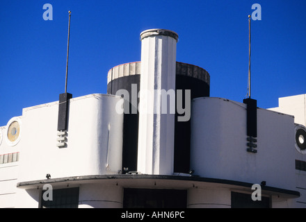 Art déco Floride. Gros plan sur l'extérieur du haut du bâtiment incurvé dans le quartier historique art déco. Miami Beach, South Beach. Personne Banque D'Images