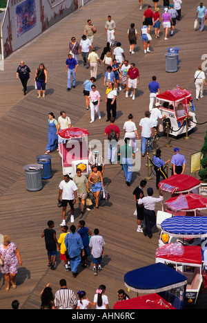 USA New Jersey NJ Atlantic City Boardwalk le vu du dessus des foules de gens marcher Banque D'Images