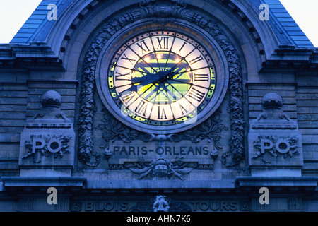 France Paris extérieur de l'horloge du Musée d'Orsay la nuit.Ouvert en 1900 en tant que Gare d'Orsay.Les rives de la Seine site classé au patrimoine mondial de l'UNESCO.Belle époque Banque D'Images