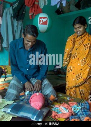 Une famille du Bangladesh avec un bébé dans un taudis Banque D'Images