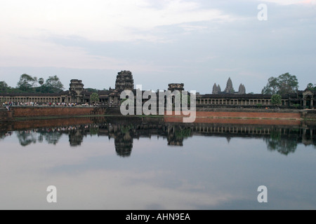 Douves avec temple principal en arrière-plan. Angkor Wat, au Cambodge Banque D'Images