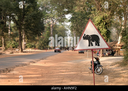 Danger Les éléphants traversant, roadsign. Angkor, Cambodge Banque D'Images