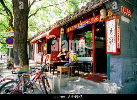 Café et boutique d'arts de Beijing sur la rue Guozijian dans l'arrière salon hutong Lacs Banque D'Images