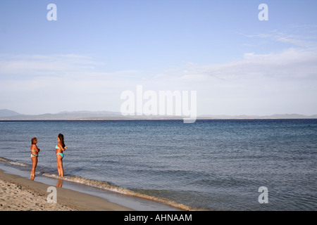 Deux femmes parlant sur Coaquaddus beach, St Antioco, Sardaigne, Italie Banque D'Images