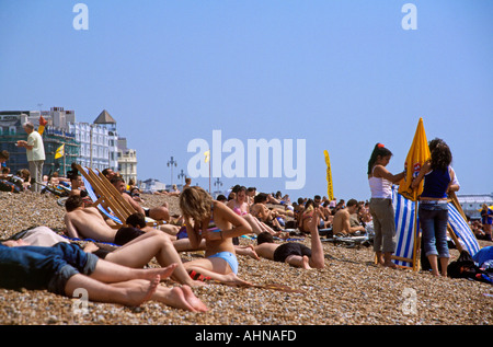 Brighton Beach bondée sur Summers Day Banque D'Images