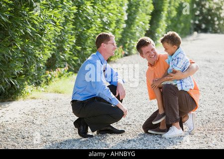 Couple Gay à jouer avec leur fils Banque D'Images
