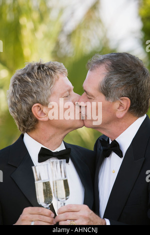 Young gay couple kissing Banque D'Images