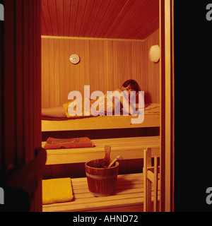 Young woman relaxing in sauna Banque D'Images