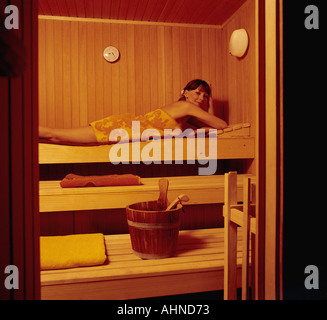 Young woman relaxing in sauna Banque D'Images