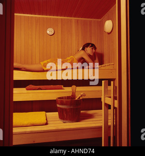 Young woman relaxing in sauna Banque D'Images