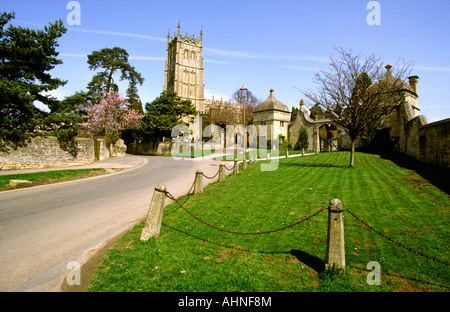 UK Gloucestershire Chipping Camden St James Church et gate à Camden House détruit dans la guerre civile Banque D'Images