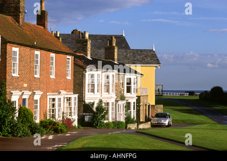 UK Suffolk Southwold maisons en bord de mer donnant sur la côte de sunrise Banque D'Images