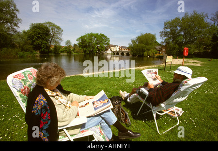 Royaume-uni Hampshire Nouvelle Forêt Fordingbridge couple sur les rives de l'Avon Banque D'Images