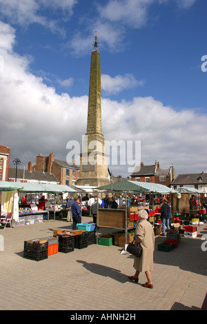 Ripon Yorkshire UK Market Place et obélisque le jour du marché Banque D'Images