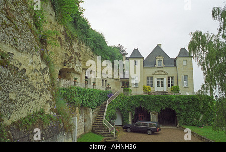 Chateau de Targe d'Edouard Pisani en Saumur Champigny. Le château est partiellement construit dans la roche à l'aide d'ancienne carrière de pierres à chaux de style troglodyte, Maine et Loire France Banque D'Images
