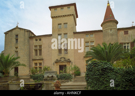 Le château construit en différents styles, Domaine Saint Martin de la Garrigue, Montagnac, Coteaux du Languedoc, Languedoc-Roussillon, France Banque D'Images