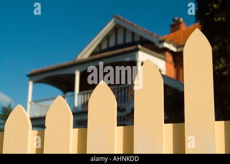 Vieille maison derrière nouveau picket fence Banque D'Images