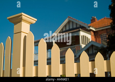 Vieille maison derrière nouveau picket fence Banque D'Images