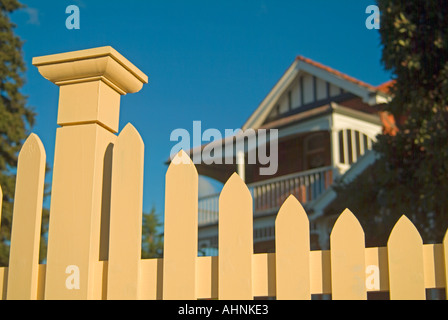 Vieille maison derrière nouveau picket fence Banque D'Images