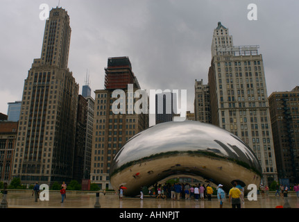La sculpture en acier inoxydable Cloud Gate alias 'le Bean' par l'artiste anglais Anish Kapoor dans Millennium Park, Chicago, Illinois, USA Banque D'Images