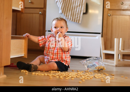 Un an old boy making mess en cuisine Banque D'Images