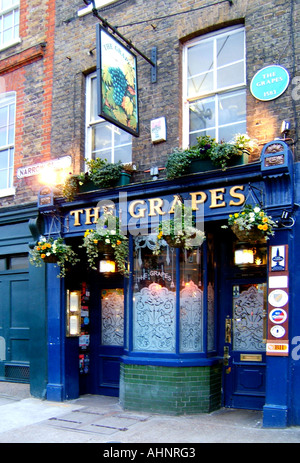 Les raisins Pub rue étroite Londres Banque D'Images