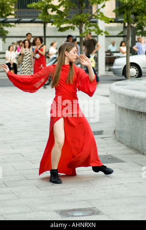 Danseuse blonde avec des vêtements rouges dans street festival de danse contemporaine et théâtre, Zaragoza, Aragon, Espagne Banque D'Images