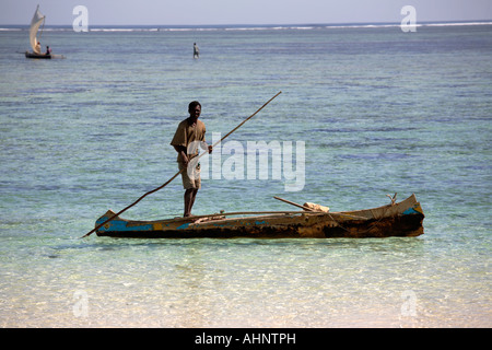 Pêcheur sur une pirogue, Madagascar Banque D'Images