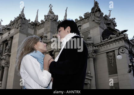 Jeune couple romantique sous la maison aux chimères à Kiev Banque D'Images