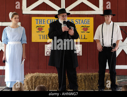 En couple Amish traditionnelle et ministre de Banque D'Images