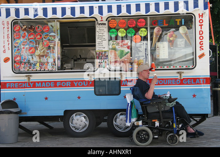 Mobilité man enjoying ice cream van extérieur Banque D'Images