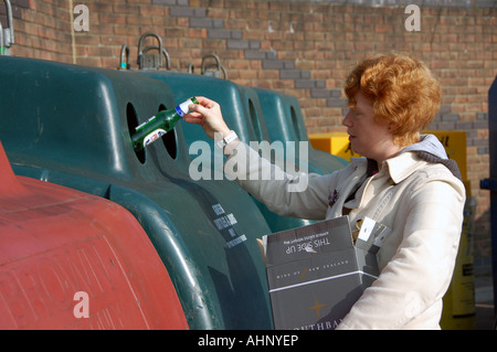 Recyclage des bouteilles sur une femme un bottle bank Banque D'Images