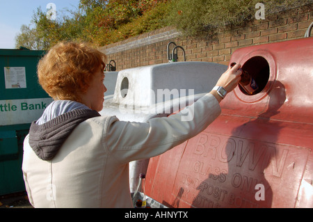 Recyclage des bouteilles sur une femme un bottle bank Banque D'Images