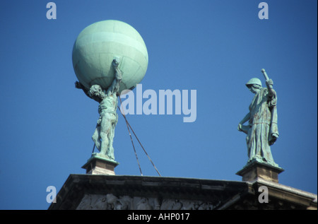 Atlas sur le toit du Palais Royal Amsterdam Banque D'Images