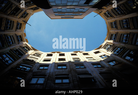 La Casa Mila à Barcelone Vue du ciel de l'arrière-cour ovale Banque D'Images
