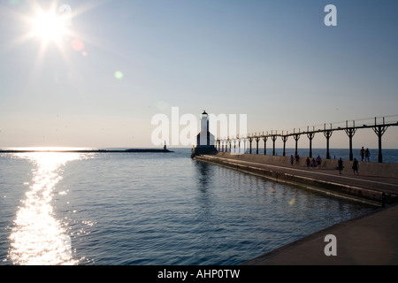 Coucher de soleil sur Michigan City Indiana phare sur le lac Michigan Banque D'Images