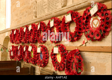 Des couronnes de coquelicots sur le mur sur le souvenir à St Marys Church Chipping Norton sur rememberance dimanche 2004 Banque D'Images