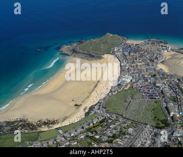 La ville avec la Tate Gallery St Ives Cornwall face plage Banque D'Images