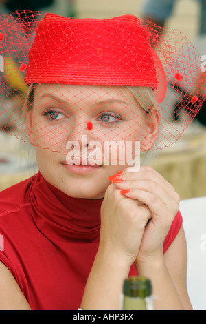 Jeune femme dans un chapeau de fantaisie, Moscou, Russie Banque D'Images