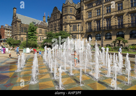L'hôtel de ville gothique et la paix des jardins avec fontaines Sheffield South Yorkshire Angleterre GO UK EU Europe Banque D'Images