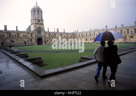 Balade sous un parapluie dans la main à l'université de Christchurch quad Oxford University Oxford Angleterre Royaume-Uni Banque D'Images