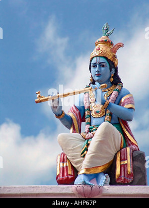 Sculpture Hindu God Lord Krishna sur le temple Sri Mariamman de Singapour Banque D'Images