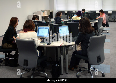 Doshisha University students using computers Kodo Japon Banque D'Images